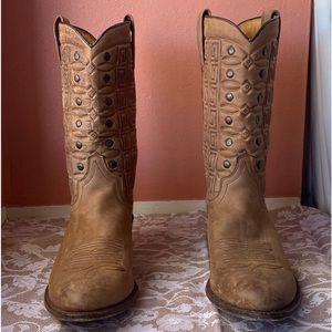 COWBOY BOOTS 8 1/2. BEIGE. BRAND SENDRA
